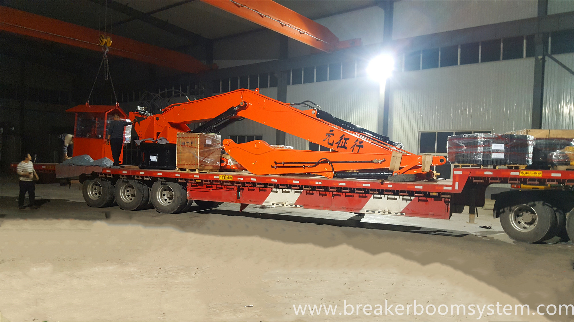 Hydraulic Rock Breaker Boom Mounted On Pedestal For Gyratory Crusher