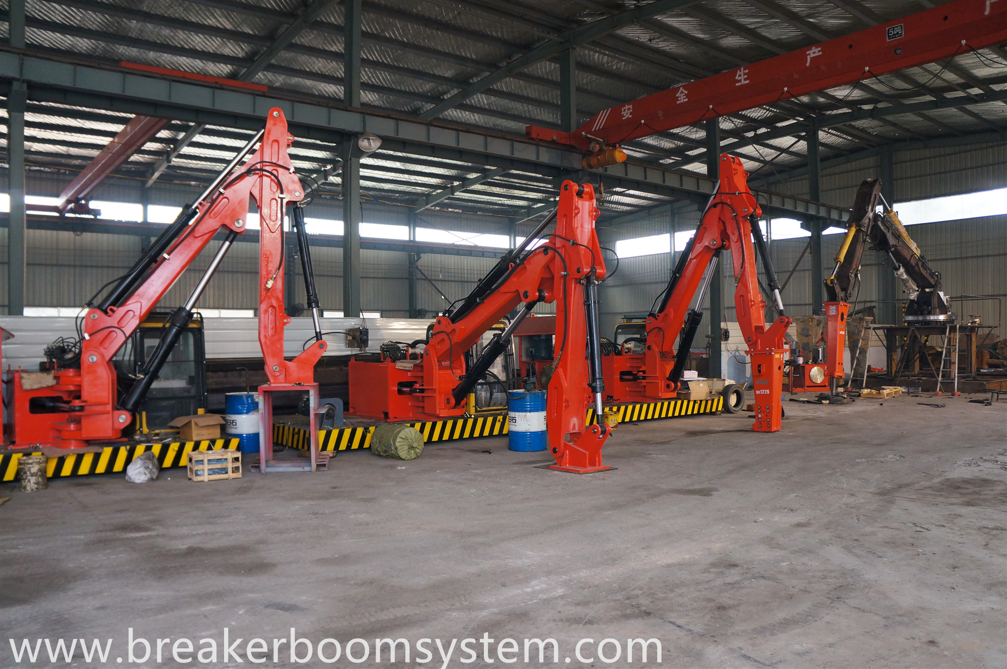 Pedestal Rockbreaker booms system