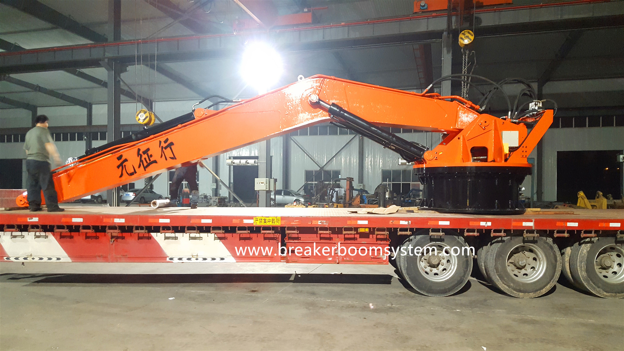 Hydraulic Rock Breaker Boom Mounted On Pedestal For Gyratory Crusher